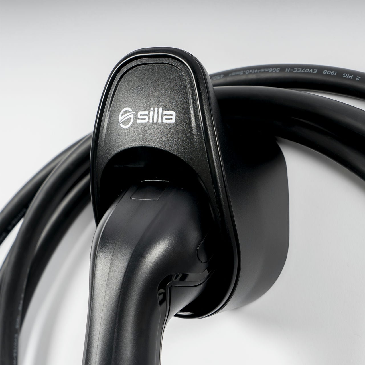 Holdy è la staffa di supporto per cavo e connettore di una colonnina di ricarica per auto elettriche