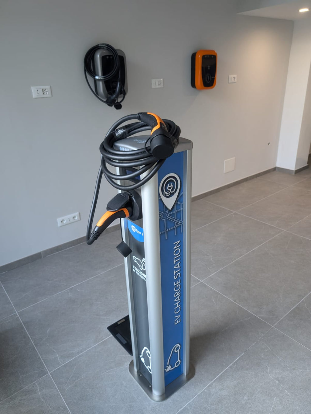 Personalizzazione grafica a Torino settore Business e privati per Colonnina di Ricarica Pillar serie Small