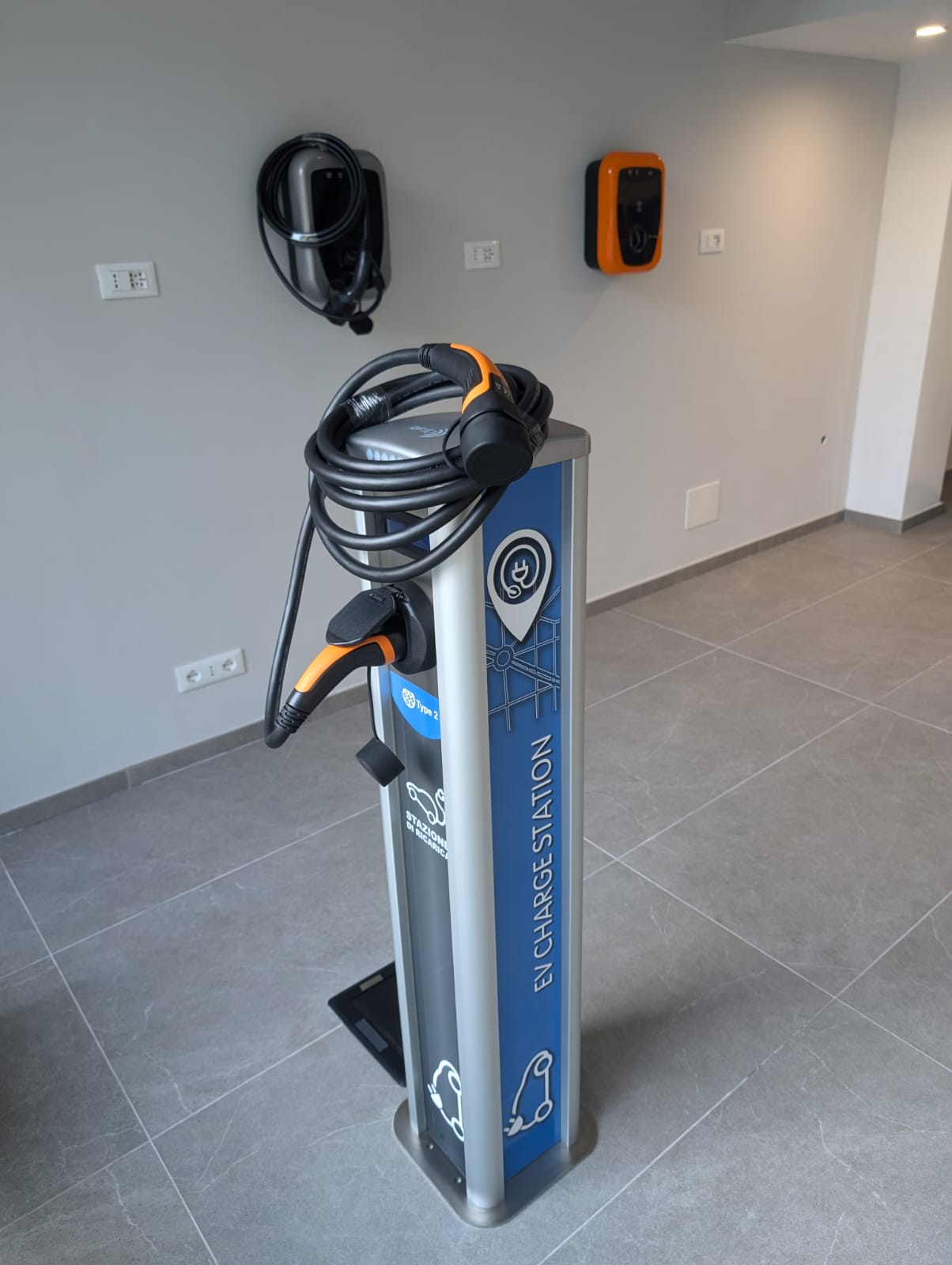 Personalizzazione grafica a Torino settore Business e privati per Colonnina di Ricarica Pillar serie Small